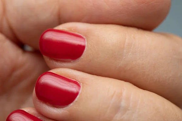 Mulher Mão Com Manicure Vermelho Perto — Fotografia de Stock