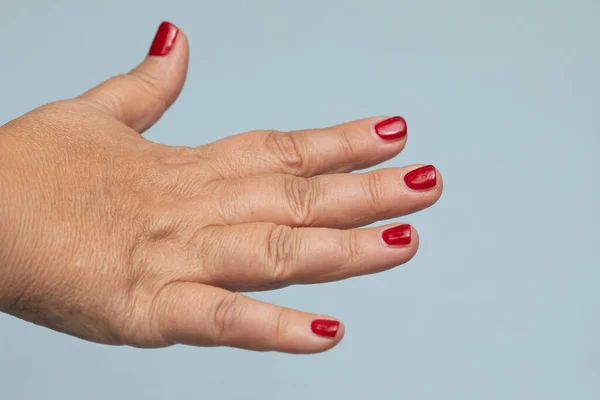 Kvinna Hand Med Röda Naglar Isolerad Grå Bakgrund — Stockfoto