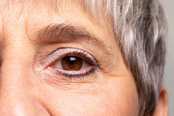 Μια Κοντινή Ματιά Στο Μάτι Μιας Ηλικιωμένης Γυναίκας Που Προειδοποιεί — Φωτογραφία Αρχείου