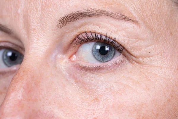 Μια Κοντινή Άποψη Για Μπλε Μάτι Μιας Λευκής Γυναίκας Στα — Φωτογραφία Αρχείου