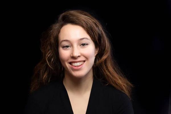 Close Uma Menina Cabelos Castanhos Sorridente Com Olhos Grisalhos — Fotografia de Stock