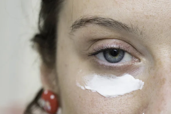 Uma Visão Close Extrema Rosto Uma Menina Seus Vinte Poucos — Fotografia de Stock