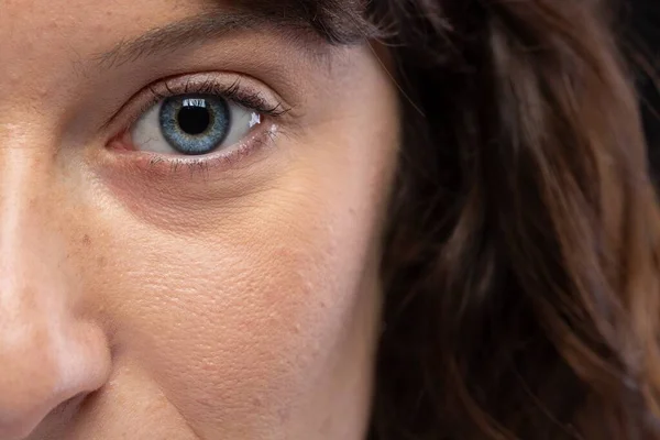 Metade Rosto Uma Menina Com Cabelo Escuro Olhos Azuis — Fotografia de Stock