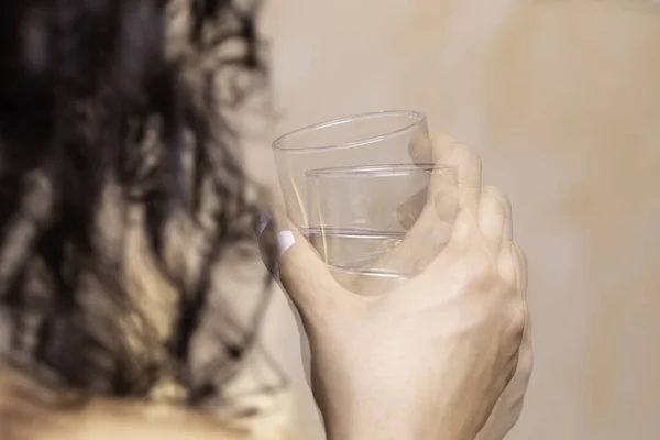 Vista Cerca Mano Temblorosa Mujer Sosteniendo Vaso Beber Que Sufre — Foto de Stock