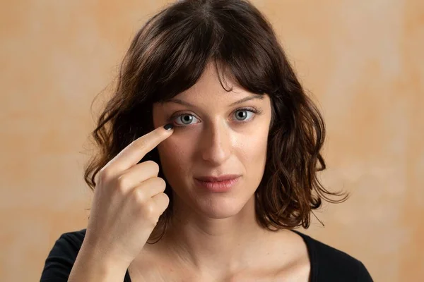 Close Girl Pointing Her Gray Eyes — Stock Photo, Image