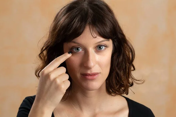 Close Menina Apontando Seus Olhos Grisalhos — Fotografia de Stock