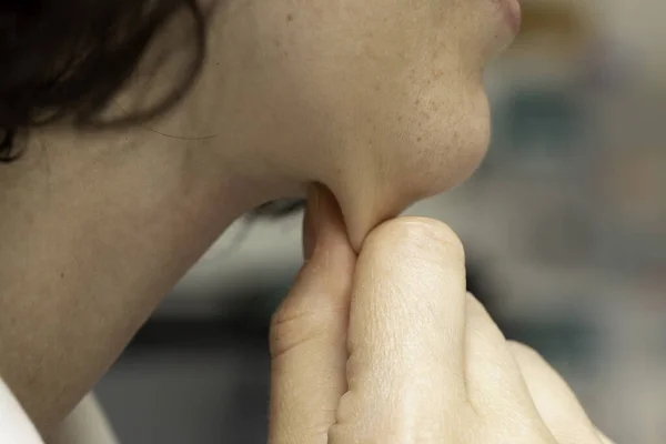 Menina Inspecionando Queixo Duplo Puxando Papagaio — Fotografia de Stock