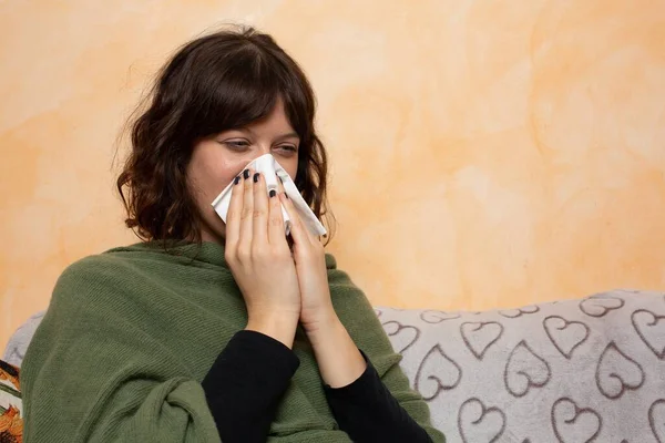 Mädchen Auf Dem Sofa Beim Niesen — Stockfoto