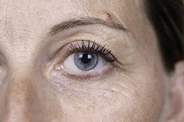 Zbliżenie Makro Szczegółowy Widok Niebieskie Oko Pięknej Białej Kobiety Czterdziestce — Zdjęcie stockowe
