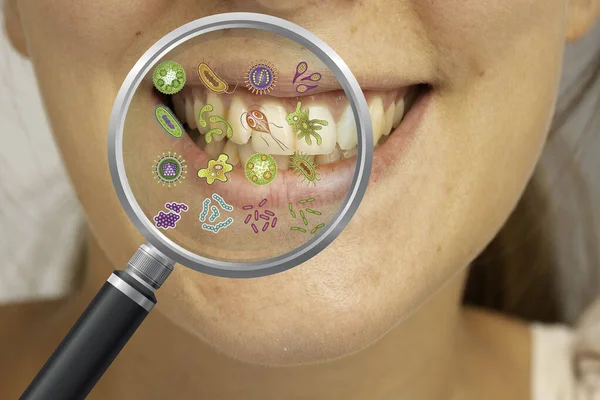 Jovem Mulher Sorridente Com Bactérias Nos Dentes Vista Através Mag — Fotografia de Stock