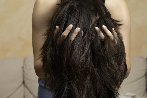 Νεαρή Γυναίκα Αγγίζει Την Όμορφη Straight Καστανά Κόκκινα Μαλλιά Της — Φωτογραφία Αρχείου