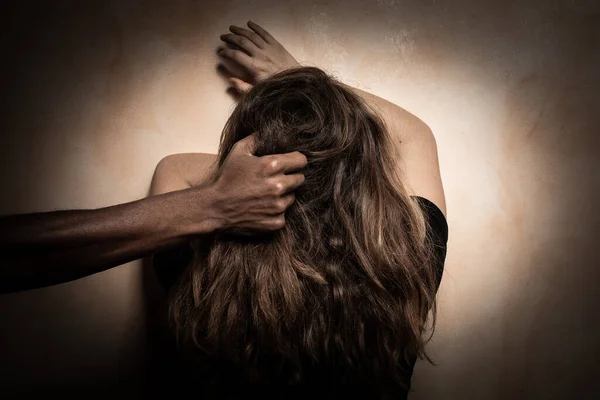 Homem Abusando Mulher Puxando Cabelo Violência Doméstica — Fotografia de Stock