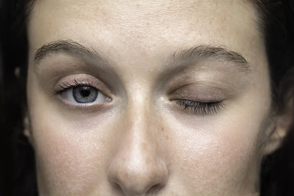 Uma Visão Perto Nos Olhos Uma Menina Caucasiana Com Olho — Fotografia de Stock