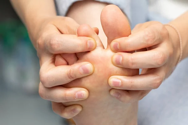 Close Van Blootsvoets Van Meisje Lijden Aan Voet Van Een — Stockfoto