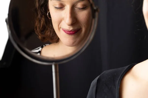 Rosto Uma Mulher Cabelos Escuros Lábios Vermelhos Vistos Através Espelho — Fotografia de Stock