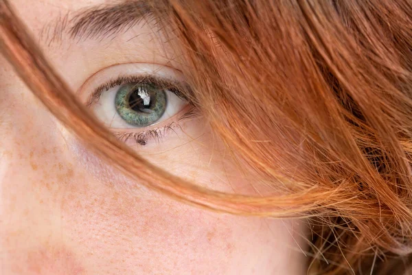 Rosto Uma Menina Com Olhos Verdes Cabelos Vermelhos Detalhe Olho — Fotografia de Stock