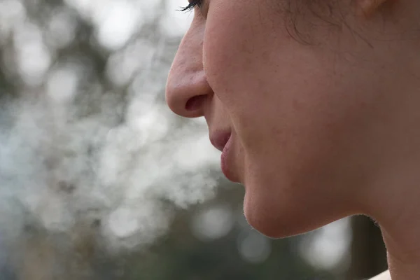 Uma Visão Perto Boca Uma Jovem Fumando Cigarro Sopro Fumaça — Fotografia de Stock
