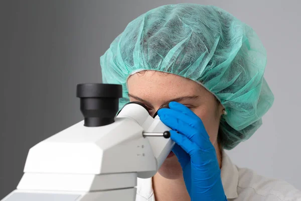 Uma Cientista Bonita Vista Perto Olhando Através Microscópio Profissional Dentro — Fotografia de Stock