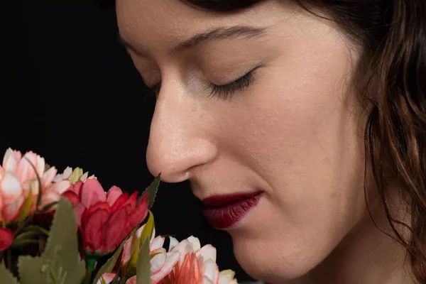 Detalhe Rosto Uma Menina Com Batom Vermelho Escuro Buquê Flores — Fotografia de Stock