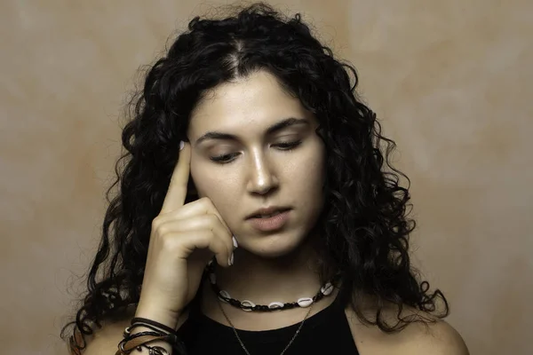 Uma Jovem Morena Deslumbrante Posa Para Retrato Segurando Dedo Contra — Fotografia de Stock