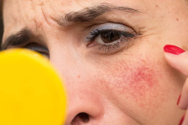 Une Femme Mûre Est Vue Près Alors Elle Regarde Peau — Photo