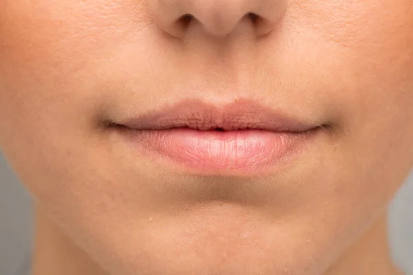 Uma Vista Perto Sobre Lábios Suaves Uma Bela Jovem Mulher — Fotografia de Stock