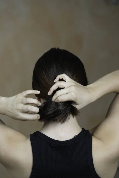 Visão Traseira Uma Senhora Arrumando Seu Cabelo — Fotografia de Stock