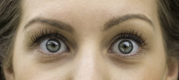 Kobieta Twarz Zielonymi Oczami Zszokowany Wyraz Twarzy Zbliżenie — Zdjęcie stockowe