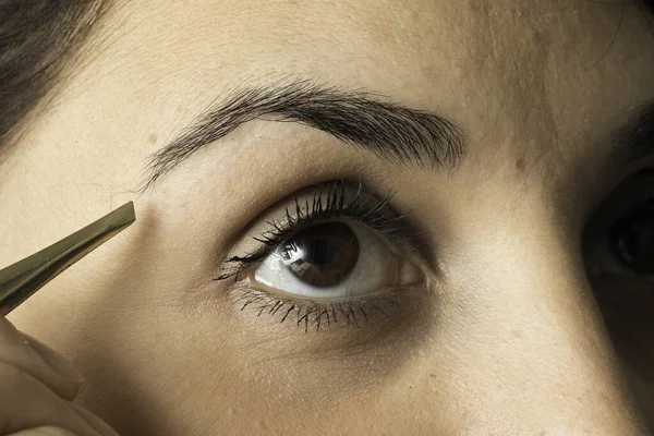 Young Woman Eyebrow Correction Close — Stock Photo, Image