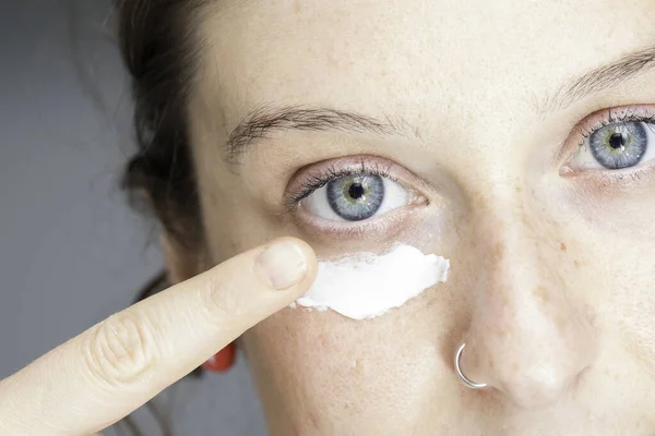 Gorgeous Caucasian Lady Her Early 20S Seen Applying Topical Cream — Stock Photo, Image