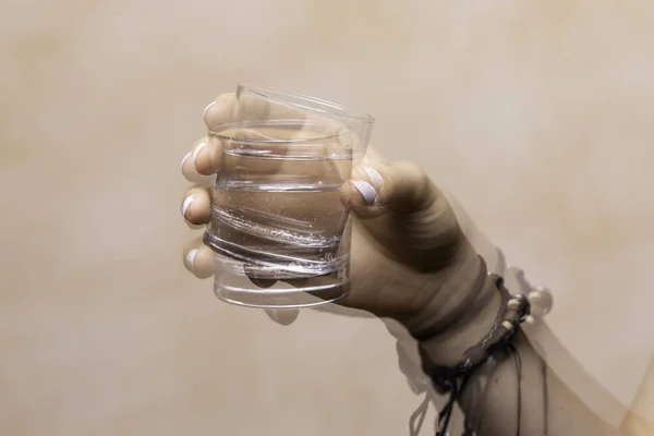 Vidrio Mano Contiene Líquido Transparente Las Manos Temblando — Foto de Stock