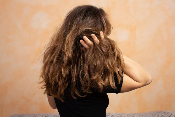 Chica Con Pelo Largo Seco Los Desenreda Con Mano Concepto —  Fotos de Stock