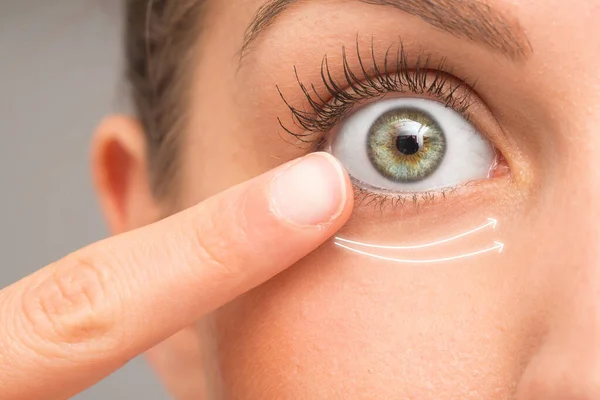 Makroobraz Kobiecego Oka Pokazujący Zabieg Kosmetyczny Twarzy — Zdjęcie stockowe