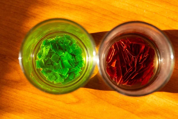 Las Esencias Primavera Otoño Los Vasos Pequeños Sobre Mesa Madera — Foto de Stock