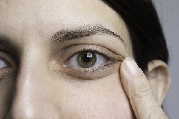 Een Close Blik Het Oog Van Een Jonge Vrouw Overweegt — Stockfoto