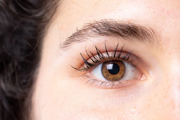 Ekstremalnie Bliski Widok Brązowe Oko Seksownej Młodej Białej Kobiety Czarnymi — Zdjęcie stockowe