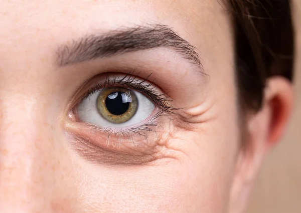 Kahverengimsi Yeşil Gözlü Yaşlarda Beyaz Bir Kadının Gözüne Yakından Bakmak — Stok fotoğraf