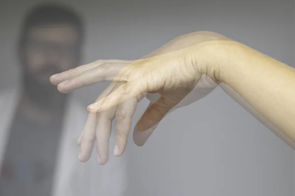 Médico Apertando Mão Uma Pessoa Que Sofre Doença Parkinson — Fotografia de Stock