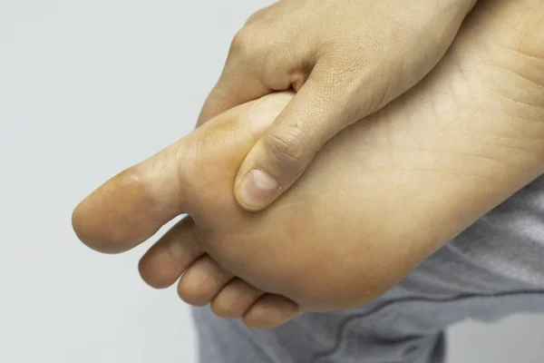 Primer Plano Mano Hombre Aplicando Crema Sus Pies —  Fotos de Stock