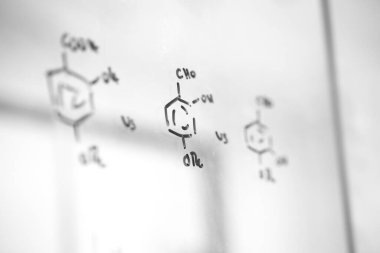 Moleküllerin kimyasal yapılarının camları üzerine çizim yapmak