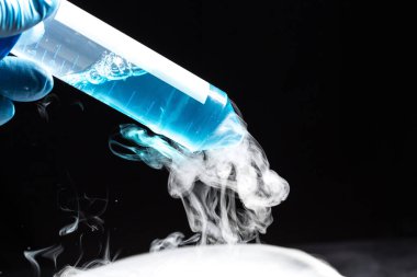 Sıvı nitrojen üzerine mavi sıvı
