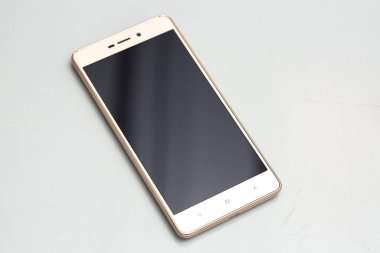 Siyah boş ekranlı akıllı telefon