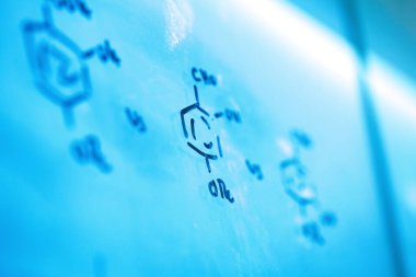 Cama mavi ba ile çizilmiş moleküllerin kimyasal yapıları