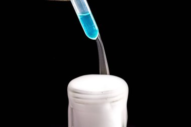 Sıvı nitrojen üzerinde mavi test tüpü