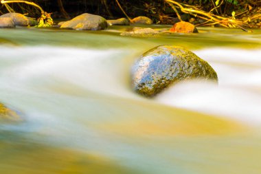 Suyun ipeksi etkisinin ortaya çıktığı bir dağ deresinde uzun süre kalmak.