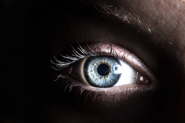 Γυναικείο Μάτι Φωτισμένο Στο Σκοτάδι — Φωτογραφία Αρχείου