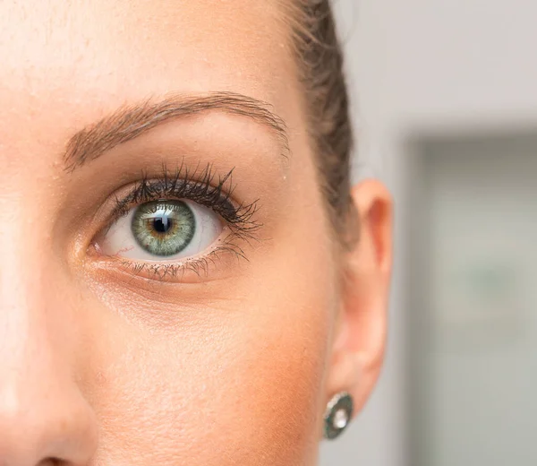 Ojo Verde Femenino Con Una Mirada Intensa — Foto de Stock