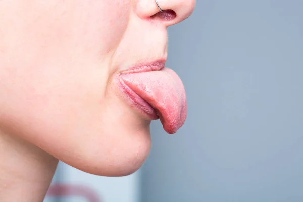 舌头伸出来的女孩 — 图库照片