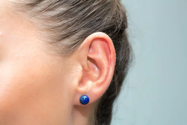 Oreja Niña Con Pendiente Azul —  Fotos de Stock