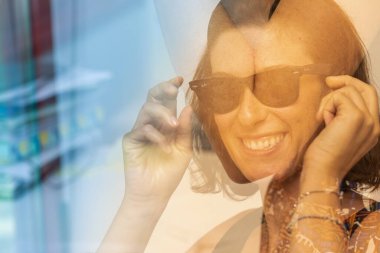 Yaz tatili ikliminde kızla çifte maruziyet, plajın, mavi gökyüzünün ve denizin sıcak renkleriyle rahatlama konsepti.